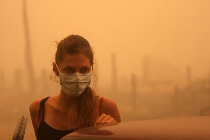 Una mujer se protege de la presencia del humo en Mokhovoye, en el distrito de Lukhovitsi, a 130 kilómetros de Moscú.