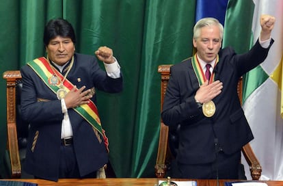 Durante su tercera toma de posesión, el presidente Evo Morales (izda.) y su vicepresidente, Álvaro García Linera, cantando el himno nacional en La Paz, el 22 de enero de 2018.