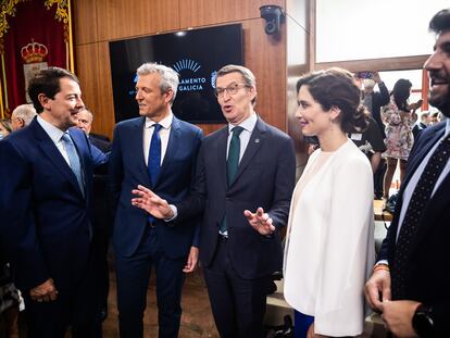 Alberto Núñez Feijóo, tercero por la izquierda, con el presidente de Castilla y León, Alfonso Fernández Mañueco, su sucesor en la Xunta de Galicia, Alfonso Rueda, la presidenta de Madrid, Isabel Díaz Ayuso, y el de Murcia, Fernando López Miras en la investidura de Rueda en Santiago de Compostela.