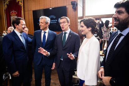 Alberto Núñez Feijóo, tercero por la izquierda, con el presidente de Castilla y León, Alfonso Fernández Mañueco, su sucesor en la Xunta de Galicia, Alfonso Rueda, la presidenta de Madrid, Isabel Díaz Ayuso, y el de Murcia, Fernando López Miras en la investidura de Rueda en Santiago de Compostela.