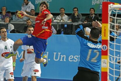 El extremo de la selección española Aitor Ariño se dispone a lanzar a puerta ante el portero argelino Samir Kerbouche.