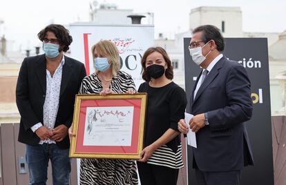 La directora de EL PAÍS, Pepa Bueno, recoge el premio Agustín Merello, de periodismo, junto al presidente de la Asociación de la Prensa de Cádiz, Diego Calvo, la viuda del periodista, Kitty Pastor, y el presidente de la Fundación Cajasol, Antonio Pulido.