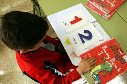 Un niño con sus libros en inglés en el colegio público bilingüe Tolosa Latour, en Vallecas (Madrid).