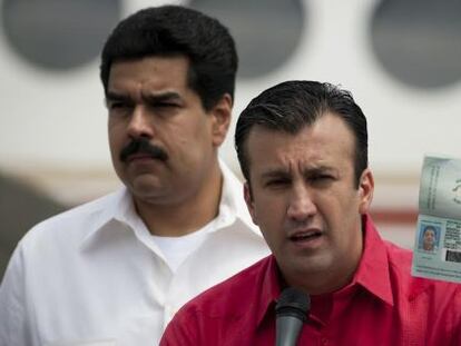 Tarek El Aissami speaks at an event while President Nicolás Maduro listens in the background.