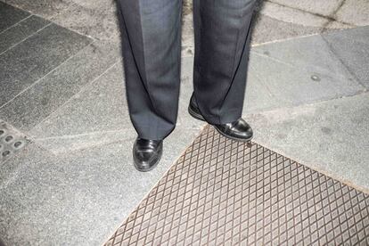 Juan Antonio Sáenz (85 años), vistiendo unos mocasines del Corte Inglés. Madrid.
