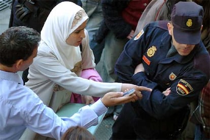 Los inmigrantes esperan su turno en una oficina de la Seguridad Social en Madrid.