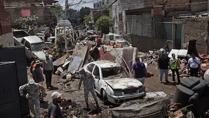 Elementos de la Guardia Nacional y Ejército Mexicano brindan apoyo a los habitantes de Zapopan tras las inundaciones de este martes.