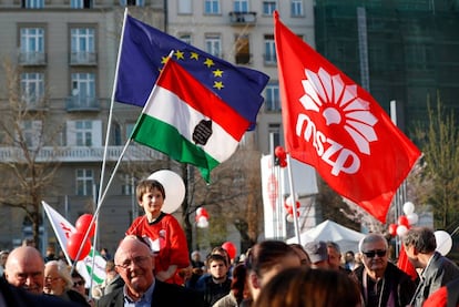 Partidarios del socialista Gergely Karacsony en un mitin este viernes en Budapest.