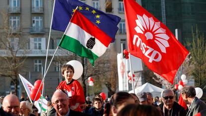 Partidarios del socialista Gergely Karacsony en un mitin este viernes en Budapest.