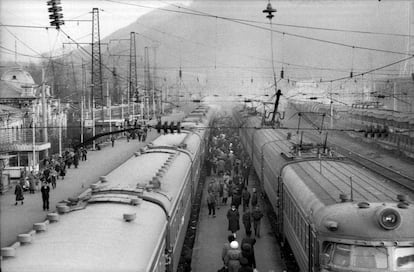 El Transiberiano, parado en una estación de Rusia, 1992.