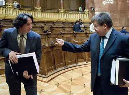 A la izquierda, Jordi Portabella (ERC) junto con Ramón García Bragado (PSC) tras el pleno.