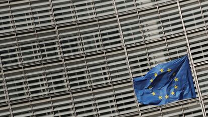 Bandera de la UE ante la sede de la Comisión Europea, en Bruselas.