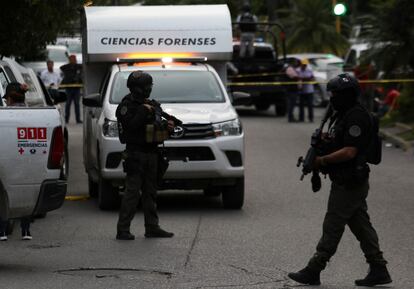 Agentes de la Fiscalía General del Estado vigilan la zona donde fue asesinado Bruno Plácido, en Chilpancingo, el pasado 17 de octubre.