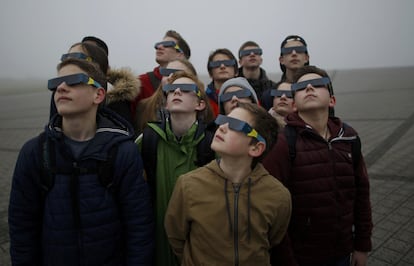 Crianças contemplam ou eclipse solar na cidade alemã de Herten.