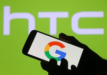 Un móvil con el logo de Google y el de HTC detrás.