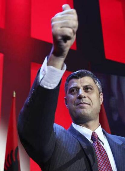 Hashim Thaçi, líder del Partido Democrático de Kosovo, hace el gesto de la victoria en Pristina.