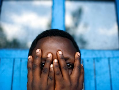 Nonmume Alitteee, de 18 años, víctima de una horrible violación en grupo por cinco hombres, oculta su rostro mientras posa para este retrato en el centro de acogida de Ndosho, en Goma, República Democrática del Congo.