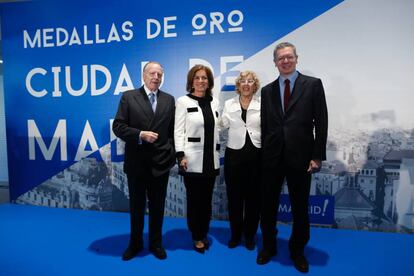 Los exalcaldes José María Álvarez del Manzano, Ana Botella y Alberto Ruiz-Gallardón, junto a Manuela Carmena (segunda por la derecha).