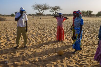 "Cuando llegan al campo de Dar es-Salam, los niños están traumatizados por Boko Haram", cuenta Omar Martin, que trabaja como animador desde 2015. Juntos a sus otros tres compañeros, se ocupa de las necesidades de los jóvenes de cualquier edad. "Les damos consuelo, cantamos, dibujamos, saltamos, jugamos. Las niñas aprenden a coser. Es complicado trabajar con estos niños que han vivido situaciones muy duras, pero ahí vamos, poco a poco". Martin explica que durante el primer año del espacio de recreo se había puesto en marcha también un programa de apoyo psicológico, pero ahora ya no hace falta. "Basta con mirar los dibujos de los niños: antes solo dibujaban milicianos de Boko Haram con la cabeza cubierta disparando con los fusiles. Sé que hay algunos que han visto a sus padres muertos y no podrán olvidarlo hasta el final de sus vidas, pero estas actividades sirven para que se diviertan y tengan la cabeza ocupada. Es muy importante sobre todo para las niñas, que representan el grupo más expuesto a peligros".