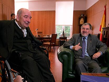 Cándido Conde-Pumpido (derecha), junto a Eduardo Fungairiño, en su reunión de ayer.