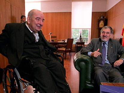 Cándido Conde-Pumpido (derecha), junto a Eduardo Fungairiño, en su reunión de ayer.