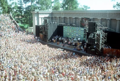 Uno de los abarrotados conciertos de Grateful Dead en los años setenta.