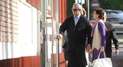 El hermano Manolo entrando en la Audiencia Provincial de C&oacute;rdoba.