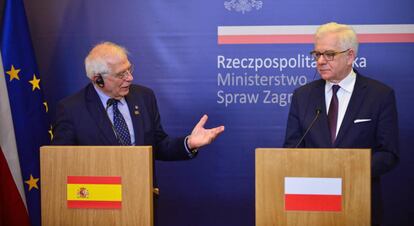 Josep Borrell (izquierda), este martes en conferencia de prensa con su homólogo polaco, Jacek Czaputowicz, en Varsovia.