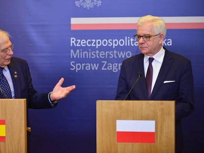 Josep Borrell (izquierda), este martes en conferencia de prensa con su homólogo polaco, Jacek Czaputowicz, en Varsovia.