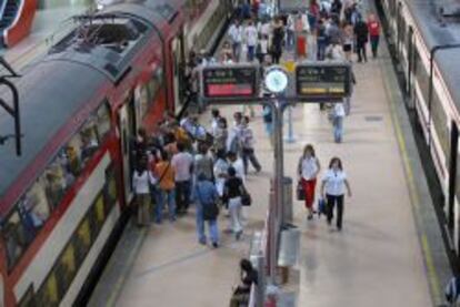 Pasajeros en trenes de cercanías.