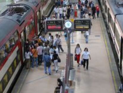 Pasajeros en trenes de cercan&iacute;as.