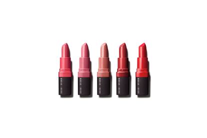 Un kit de mini pintalabios con todos los colores de la temporada, de Bobbi Brown

¿Por qué decantarte por un solo tono de labios cuando puedes tener todas las tendencias de color de este invierno? Con este set de 5 mini barras de labios Crushed lip color de Bobbi Brown en tonos desde nude hasta rojos lo hacen posible. Aportan un color suave que no se desvanece gracias a su fórmula similar a un bálsamo que se desliza sin esfuerzo en los labios para un efecto labios mordidos. Precio: 59 euros.