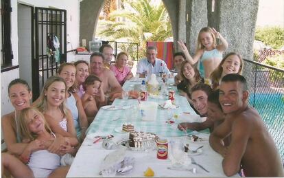 Baba, a la derecha, con la familia Claramunt en el verano de 2004.