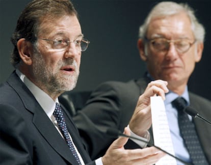 El líder del PP, Mariano Rajoy, e Isak Andic, presidente del Instituto de Empresa Familiar, en Santander.