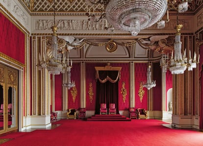 El Salón del Trono despliega el esplendor asociado a la monarquía y unas tonalidades propias de reyes o emperadores. En los dos siglos de vida del palacio, ha tenido distintos usos: escenario de los espectaculares bailes durante el reinado de la soberana Victoria o de las investiduras celebradas por el rey Jorge V –abuelo de la actual reina–. En la actualidad acoge las recepciones para celebrar el éxito nacional en distintos ámbitos y es el lugar donde la familia real recibe a figuras políticas internacionales.