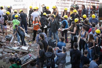 Se han repartido cascos amarillos a los participantes en la reconstrucción del edificio, que tendrán que devolver cuando terminen.