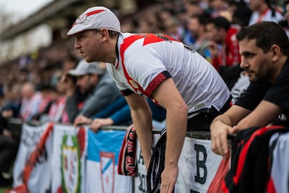 Un aficionado del Rayo expectante durante el partido de este domingo, 19 de febrero, contra el Sevilla.