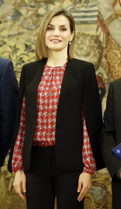 Letizia Ortiz durante una de las audiencias en el palacio de la Zarzuela. Eligió una original chaqueta-capa y un cuerpo de pata de gallo.