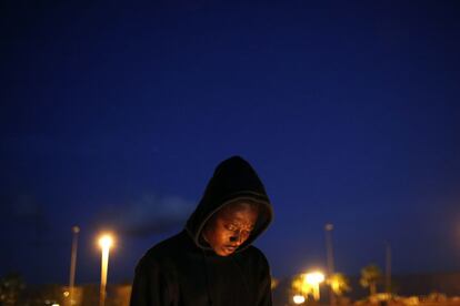 Un inmigrante de Costa de Marfil en los aledaños del Centro de Estancia Temporal de Inmigrantes (CETI) de Melilla, España.