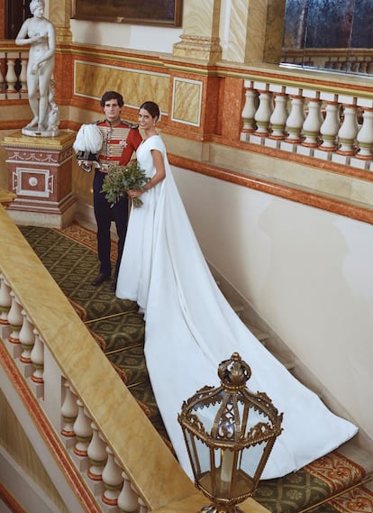 Los novios, Fernando Fitz-James Stuart y Solís, hijo del duque de Alba, y Sofía Palazuelo, posan para un retrato en el palacio de Liria, en Madrid, tras su enlace matrimonial. La novia vistió un diseño creado por su tía, Teresa Palazuelo, con una gran capa desmontable, que se quitó para la posterior celebración.