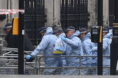 En el atentado, el agresor lanzó su automóvil contra los viandantes que caminaban por el puente de Westminster, se estrelló después contra la verja que rodea el Parlamento y recibió varios disparos tras acuchillar a uno de los policías que custodiaban el edificio En la imagen, agentes de la policía investigan cerca del Parlamento de Londres, el 23 de marzo de 2017.