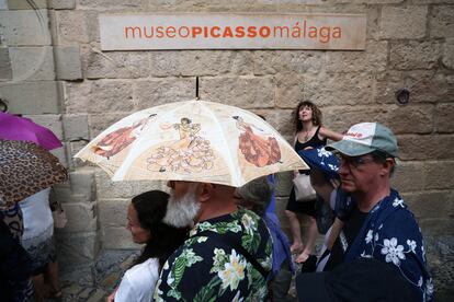 Colas de turistas en la puerta del Museo Picasso de Málaga, el pasado 18 de mayo.