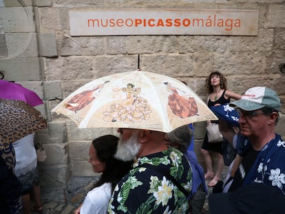 Colas de turistas en la puerta del Museo Picasso de Málaga, el pasado 18 de mayo.