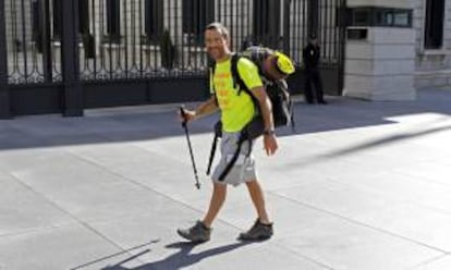 Salida del Congreso de un parado que ha entregado una carta a los diputados tras haber hecho todo el camino desde Ronda (Málaga) a Madrid andando.