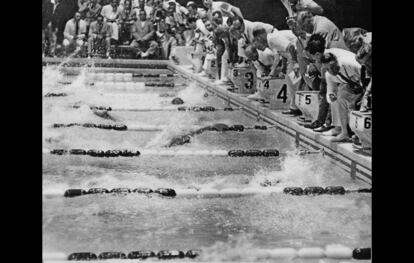 Llegada de una competición de natación en piscina olímpica.