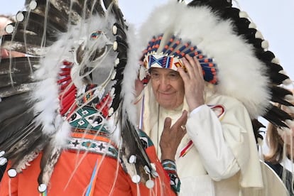 El papa Francisco se coloca un tocado de plumas durante su visita al cementerio de Maskacis, Canadá, el 25 de julio de 2022.