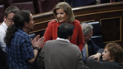 Fátima Báñez, con otros diputados el Congreso.