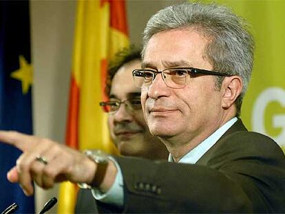 El líder de ICV, Joan Saura, y Jordi Miralles durante una rueda de prensa.