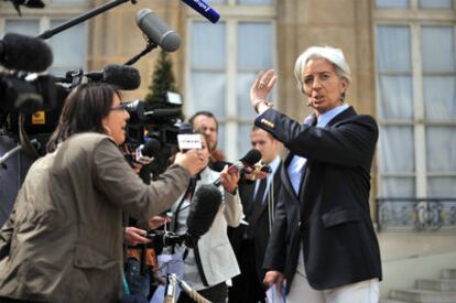 La ministra francesa de Economía, Christine Lagarde, atiende a los periodistas a la puerta del Elíseo tras la reunión del Gobierno.
