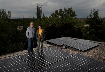 Luis Pradal y Marta Muñoz, dos generaciones de vecinos de la urbanización Rosa Luxemburgo, en San Sebastián de los Reyes (Madrid).